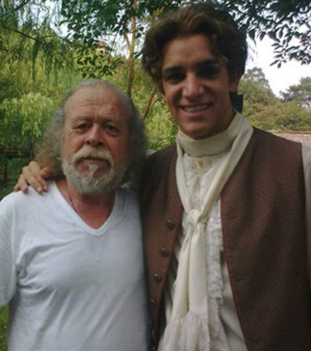 ��Ա�������к����� �������������Ƭ������