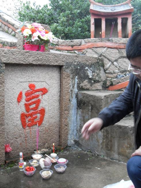 坟墓拜台有什么讲究 坟墓拜台一般多少尺寸