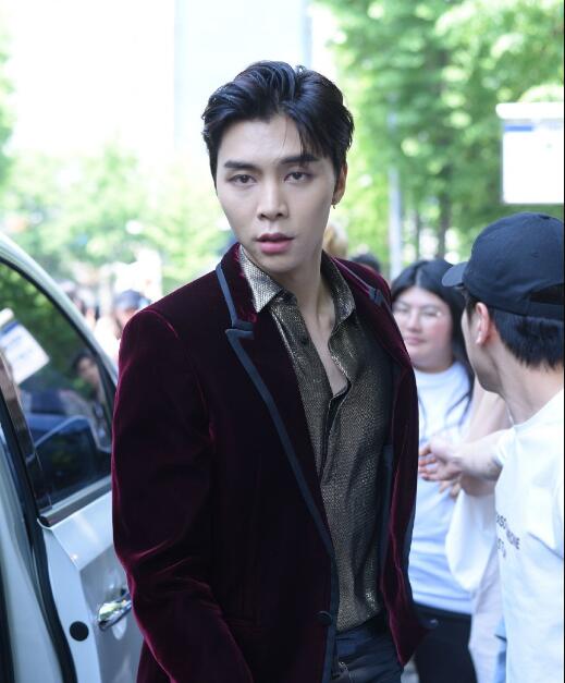 其实网上对于徐英浩的评价,也是毁誉参半,据说徐英浩和张艺兴闹过矛盾