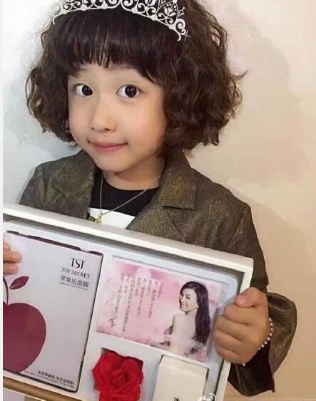 缝纫机乐队曲隽希真的会弹琴吗 曲隽希可爱的图片大全