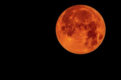 火星大冲血月亮有什么预兆 血月出现三年内有灾真的吗