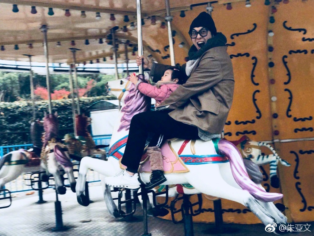 王丽坤插足朱亚文是假的吧 朱亚文那么爱自己的妻子