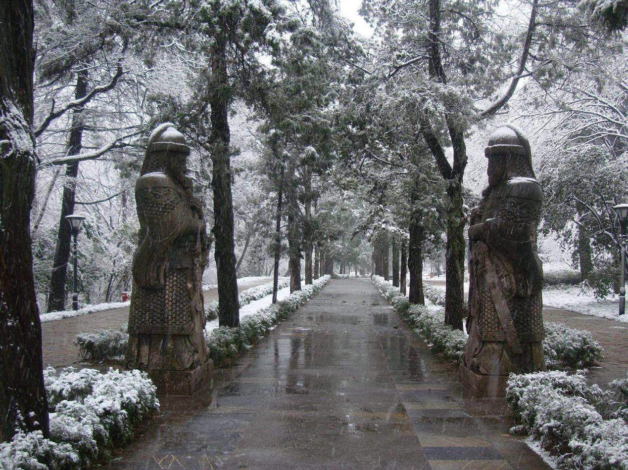 ������ʲô��˼ �Ŵ�������Ĺǰ����Ĺ��ʯ��