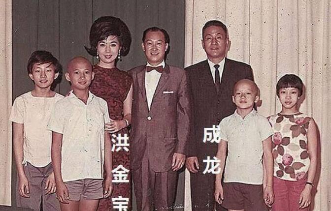 七小福师兄弟刚刚登场的时候,洪金宝一直在跟他们讲普通话,经别人提醒