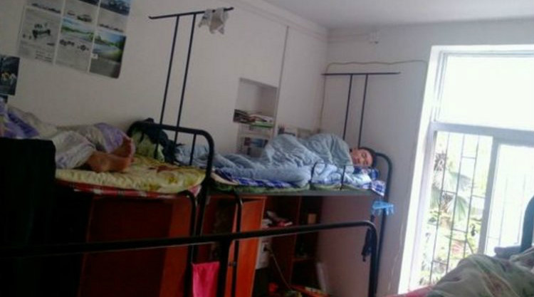 高校宿舍楼禁止学生裸睡 侵害隐私奇葩规定引学生谩骂