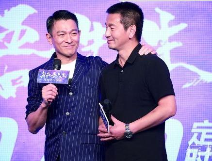 杜庆疆说在被绑架的时候,吴若甫为了不让自己害怕,给自己唱歌,唱的