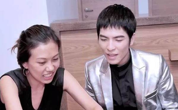 ������Ϊ�α�Ů��˦ ������������Ů������