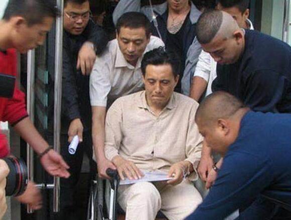 张卫健和谢霆锋为什么殴打小白龙 张卫健因为这事落魄真相