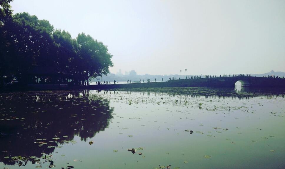 断桥为什么叫情人桥 断桥哪里断了为什么被叫断桥