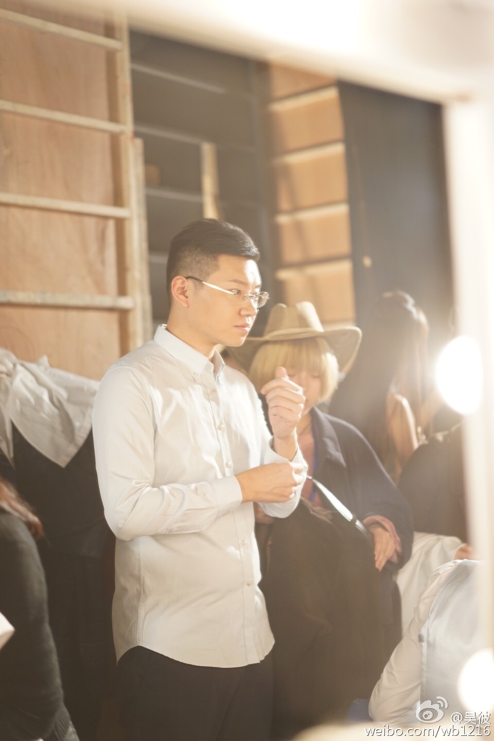 谢金和吴彼什么关系 长得有点像