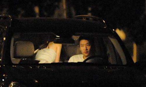 ���ó������¼�ͼƬ �����ŵ�Ů������˭