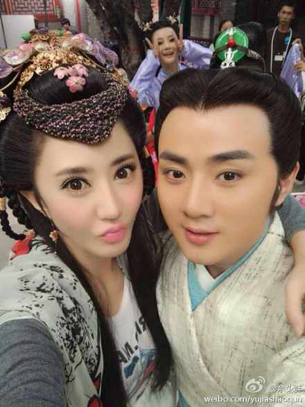 梁晶晶是余少群的老婆吗 余少群何炅有什么恩怨