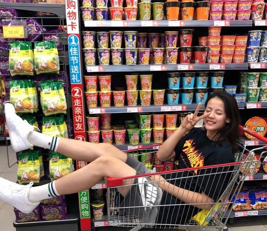 杨舒予长发照片来了 她和杨鸣是什么关系