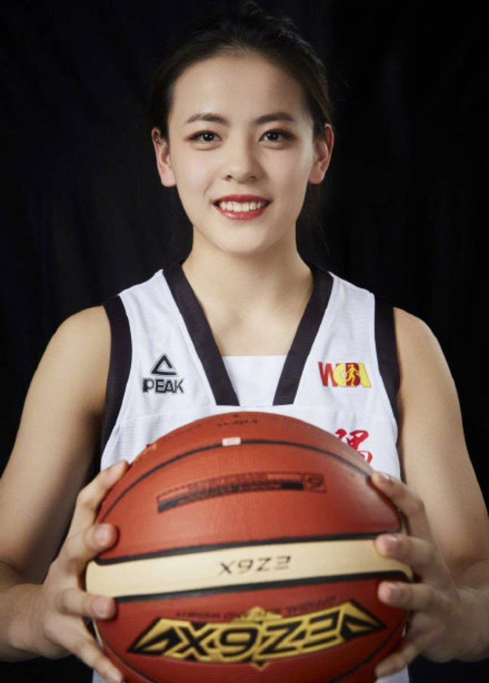 杨舒予长发照片来了 她和杨鸣是什么关系