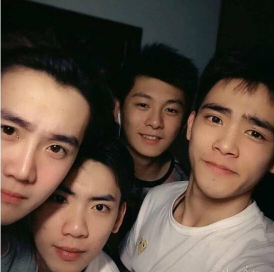 王俊凯室友合照邱赫南还有一重身份就是王俊凯的室友,王俊凯考上北京