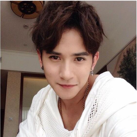 �����ۡ�����������ξ��澹���й���ý��ѧУ�� ����ǰ��Ա�