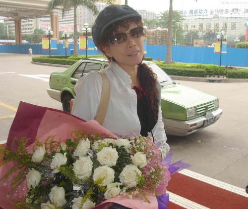 韩宝仪和邓丽君是不是同一个时代 她俩谁嗓音比较干净更厉害