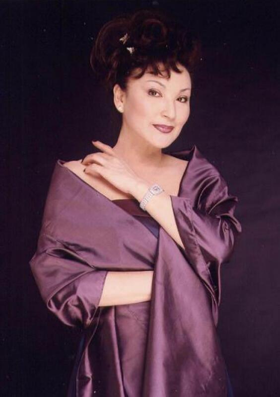 陈莎莉的脸怎么回事 脸看起来奇怪像是石膏脸