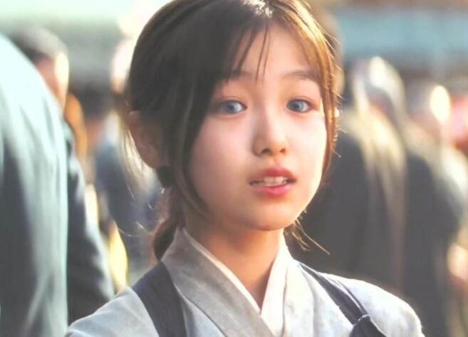 ������ٻ��ݵ�Сǧ�����۾�������� �����ں���ǰ�����ӱ���