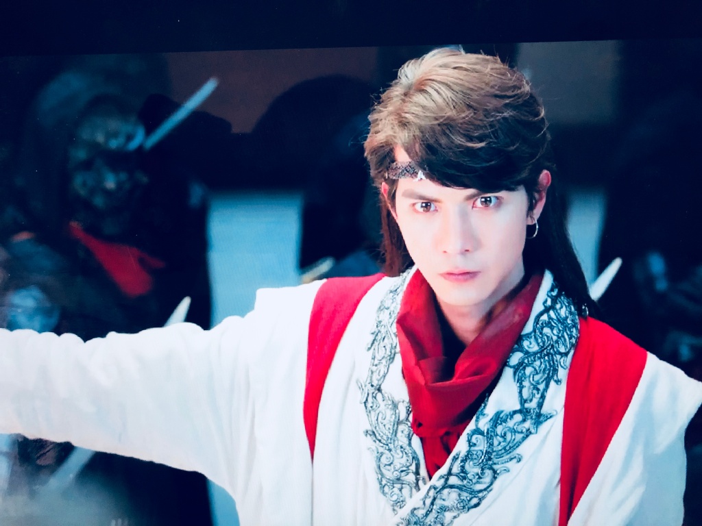 据说是因为任言恺当时接了一部古装戏,旧拒绝了《镇魂》的邀请,就有朱