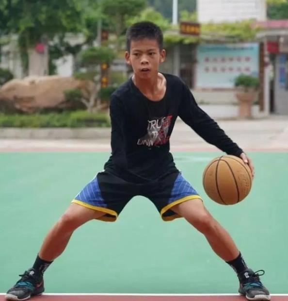 张家城怎么失去手臂的 他身高多少