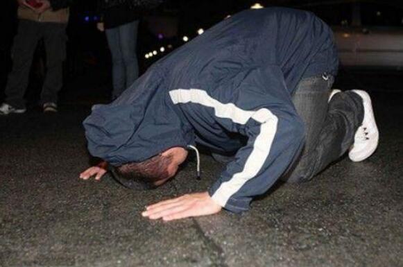 磕头的正确姿势 磕头能缓解人们心中的罪恶