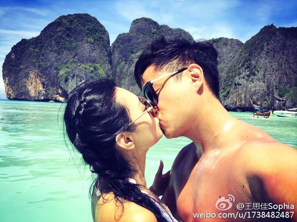 王思佳沙滩裸背激吻老公 光棍节前夕晒恩爱照拉仇恨