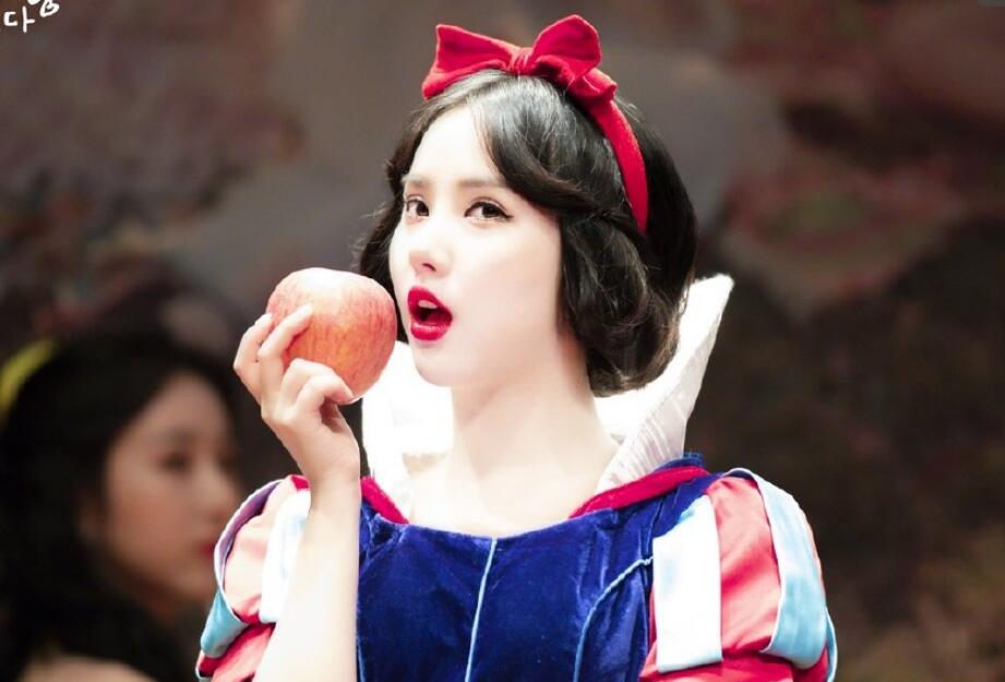 丁恩妃半蹲事件是怎么回事 半蹲无内是好久的事