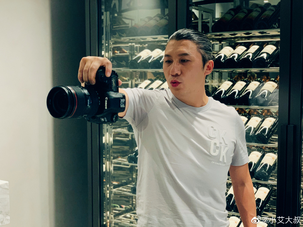 b站小艾大叔背景怎样有钱吗 他的个人资料来了