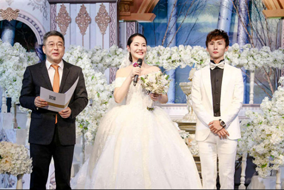 就婚礼现场看尹鸿博女友冯伟娜,不,已经是老婆冯伟娜长大还是很漂亮的