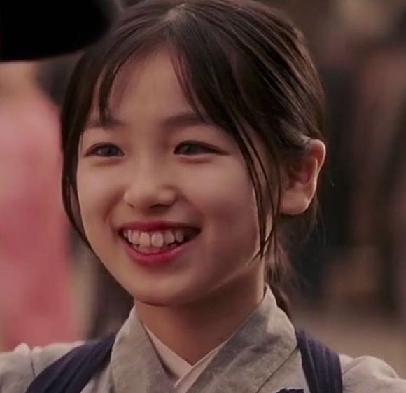 大后寿寿花为什么眼睛发绿光是戴美瞳了吗 她是不是混血儿