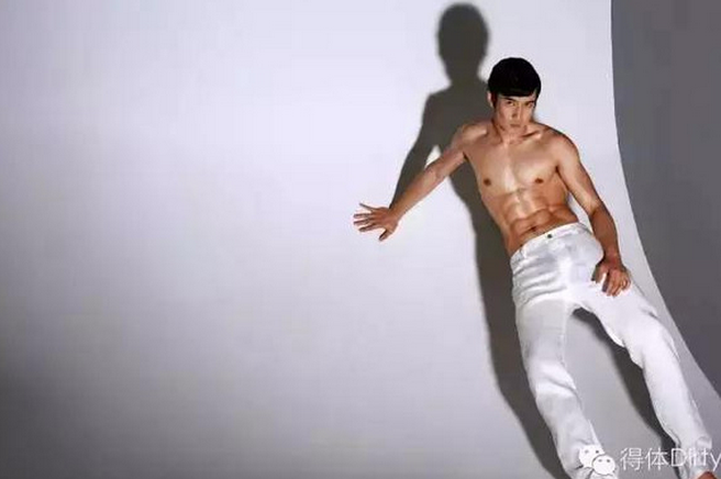 ���������Ͻ���Ů�� ����������͹����Ƭ