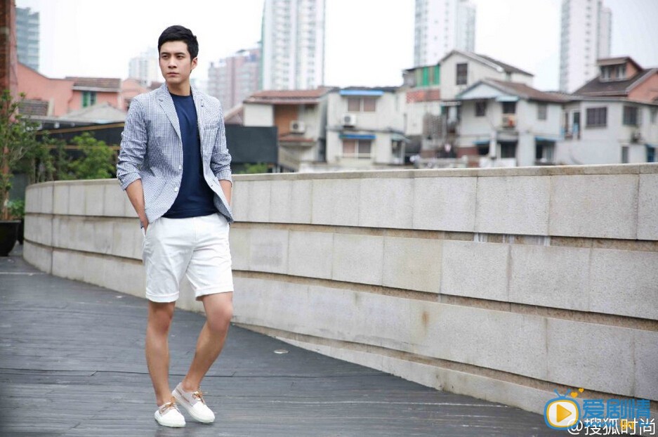 ���������Ͻ���Ů�� ����������͹����Ƭ