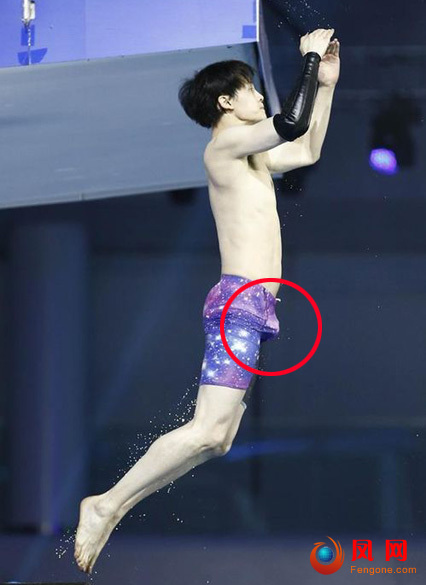 ���������Ͻ���Ů�� ����������͹����Ƭ