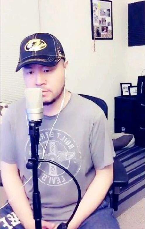 关于虎二和虎炮炮的结婚照在网上疯传,这坐实了虎二是同性恋的传言.