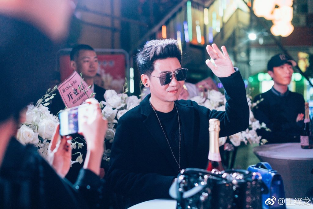 ������dj��ѵѧУ���� ѧdj���Ҫ����Ǯ