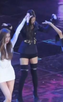 jennie�����ݺ�lisa����ԭ����� jennie��̨�ϻ�ˮ������ʲô��˼