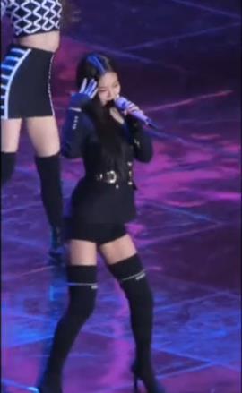 jennie�����ݺ�lisa����ԭ����� jennie��̨�ϻ�ˮ������ʲô��˼