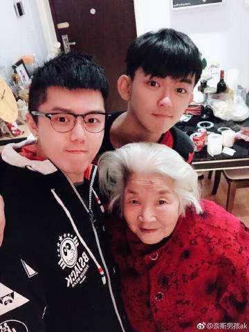 ��˹�к�ak����ʲô������ ����ǰ������˭