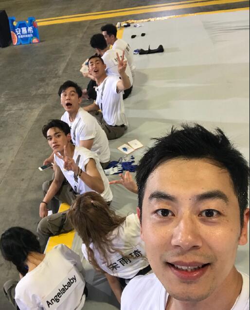 ��������һ�߻��Ƕ������� ���ǻ���ͽ��