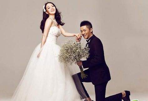 曾毅和老婆李娜的结婚照:凤凰传奇一直是很多观众喜爱的一个组合,在杨