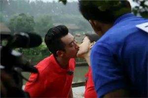 郑恺亲baby胸的的照片 angelababy的胸被强吻