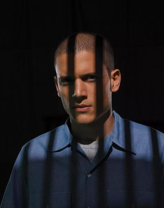 囚犯剃光头在国内的监狱里是一种不成文的规定,因为这不仅能方便监狱