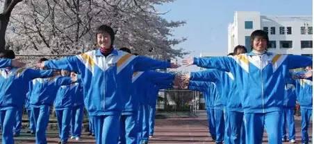 �й���Ư����У����Ƭ ѧ����У����ʲô���������