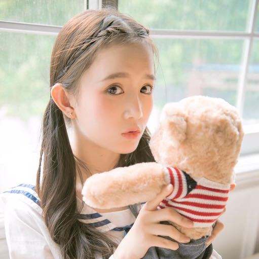 成梓宁和杨幂很像对比图 成梓宁整过容吗