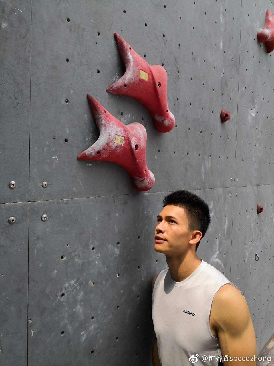 钟齐鑫肌肉图片 钟齐鑫单指引体向上超牛他怎么训练的