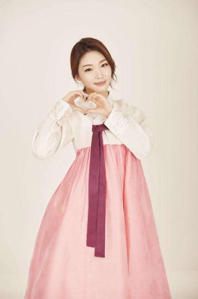 组合解体后,组员也是各自单飞,据说金请夏所加入的经