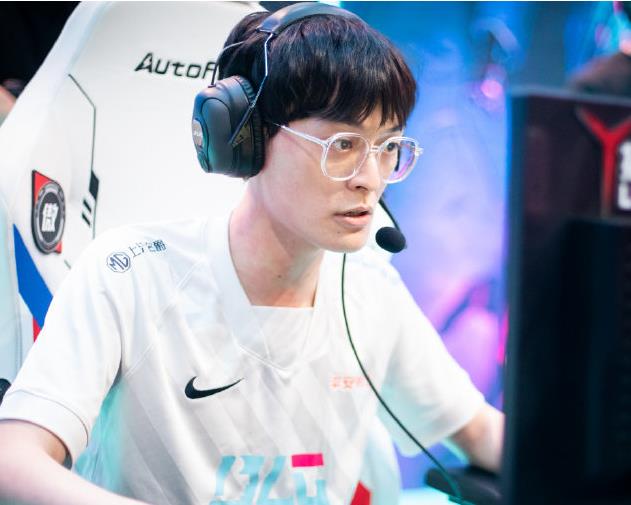 fofo承认自己是中国人 fofo怒拿女儿一血是什么梗