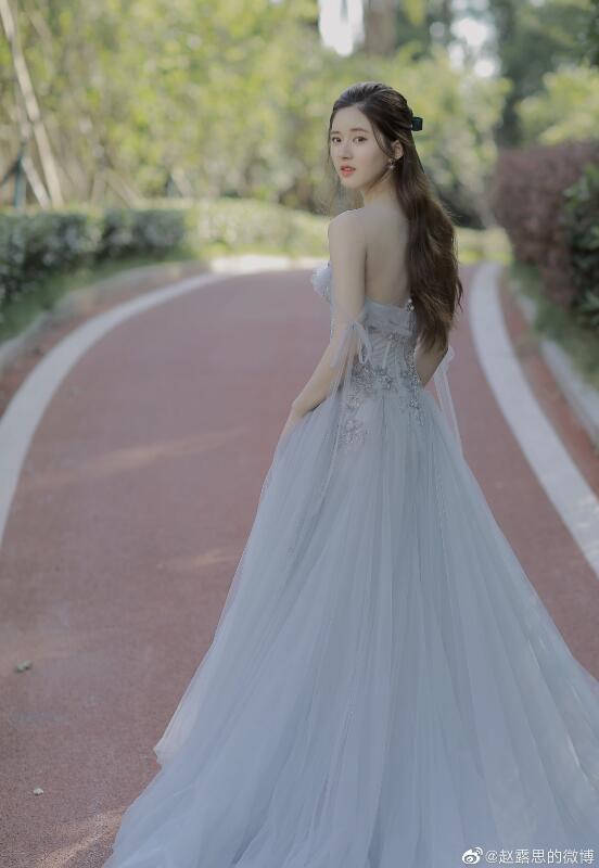 赵露思家里有钱是富二代吗 她现在开什么车