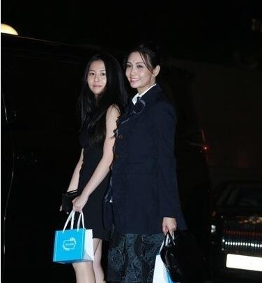 �������������Ů���� ���ºͺ�һ�����߲����